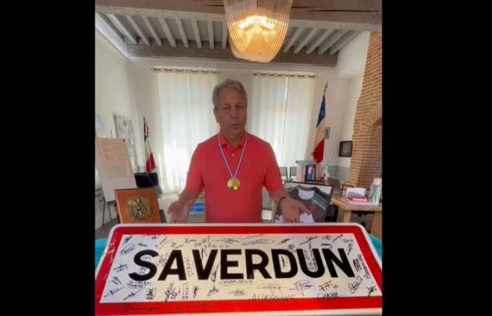 „Auf diese Weise können Sie sich an unseren Namen erinnern“: Wenn der Bürgermeister von Saverdun mit Humor Robert Ménard in seinen 22. Geburtstag zurückschickt