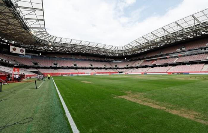 In
      einem
      beklagenswerten
      Zustand
      wird
      der
      Rasen
      der
      Allianz
      Riviera
      endlich
      ausgetauscht