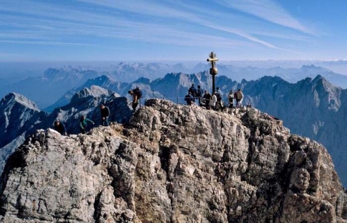 Deutscher
      Tourist
      besteigt
      Berg
      in
      Sandalen
      und
      wird
      in
      sozialen
      Medien
      zum
      Gespött