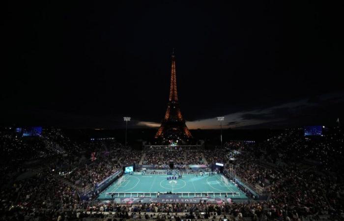 Monumental,
      Frankreich
      gewinnt
      Gold
      am
      Fuße
      des
      Eiffelturms!