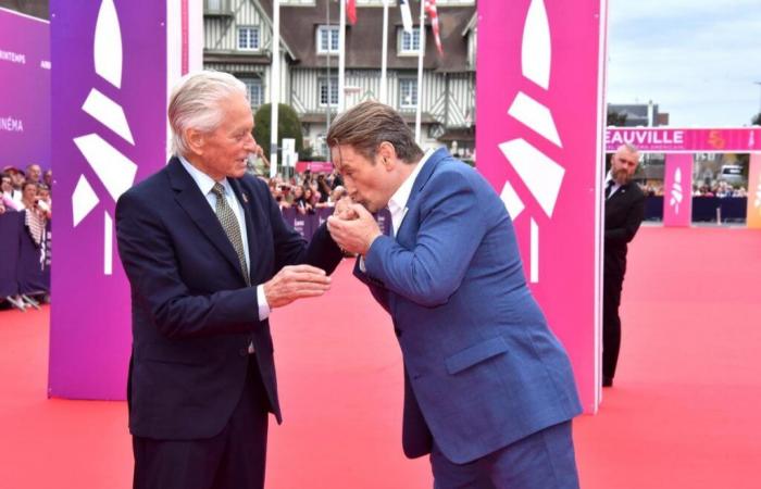 Der
      legendäre
      Handkuss
      zwischen
      Benoît
      Magimel
      und
      Michael
      Douglas
      in
      Deauville