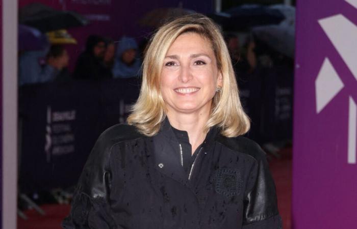 Julie
      Gayet
      Sonne
      in
      Deauville
      trotz
      Regen,
      François
      Hollandes
      Frau
      bietet
      eine
      Show