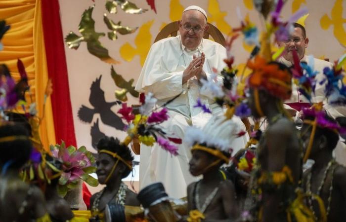 Papst
      Franziskus
      besucht
      abgelegene
      Dschungel
      in
      Papua-Neuguinea