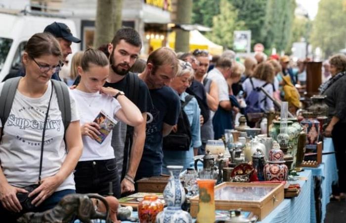 Antiquitätenhändler
      bereiten
      sich
      auf
      den
      Flohmarkt
      in
      Lille
      vor