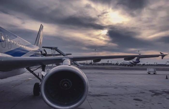 Unruhiger
      Himmel,
      Luftfahrt
      am
      Boden
      und
      umgeleitete
      Flüge