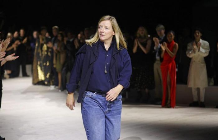 Sarah
      Burton
      zur
      künstlerischen
      Leiterin
      von
      Givenchy
      ernannt