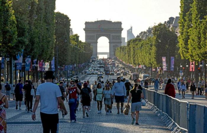 Die
      Parade
      der
      olympischen
      Athleten,
      eine
      Abschlussfeier
      der
      Pariser
      Spiele