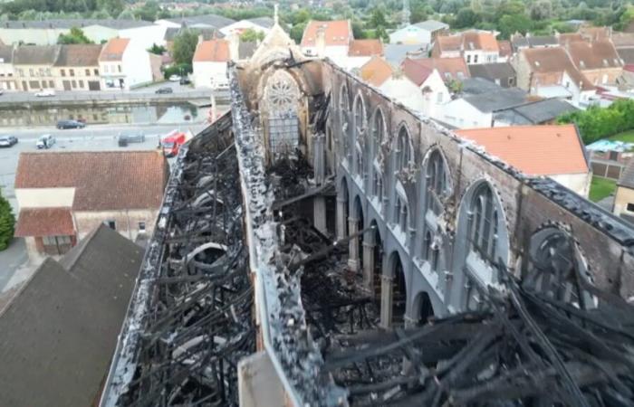 Die
      Arbeiten
      zur
      Sicherung
      der
      Kirche
      dauern
      fast
      zwei
      Wochen
      nach
      dem
      Brand
      an