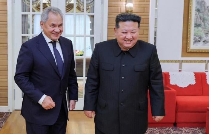 Kim
      Jong-un
      und
      Sergei
      Shoigu
      umarmen
      sich
      in
      Nordkorea