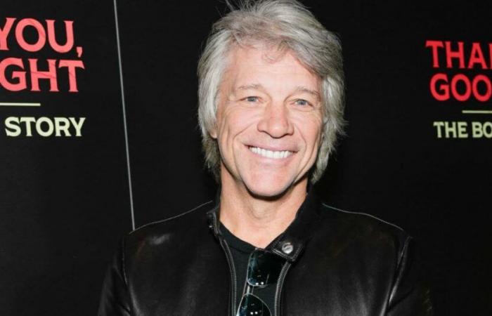 Vereinigte
      Staaten.
      Sie
      wollte
      gerade
      von
      einer
      Brücke
      springen,
      Rockstar
      Jon
      Bon
      Jovi
      kommt
      ihr
      zu
      Hilfe