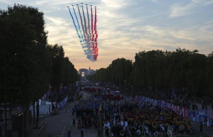 Eine
      Abschlussparade
      für
      französische
      Athleten
      auf
      den
      Champs-Elysées