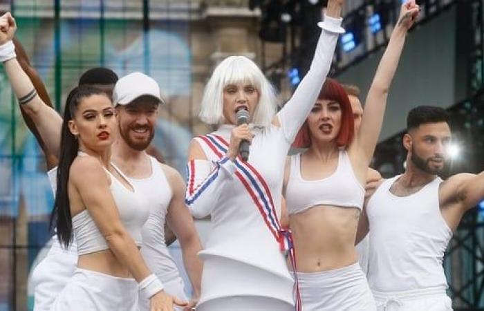 Arielle
      Dombasle
      reagiert
      auf
      Kritik
      nach
      ihrer
      Leistung
      bei
      den
      Olympischen
      Spielen