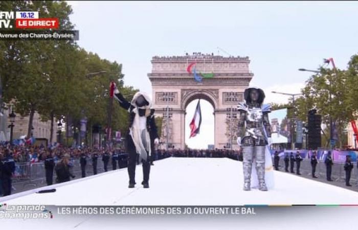 Der
      Reiter
      und
      der
      maskierte
      Fackelträger
      kehren
      zur
      Parade
      der
      Champions
      zurück