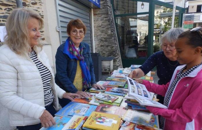 Candé.
      Der
      Bücherverkauf
      machte
      die
      Leute
      glücklich