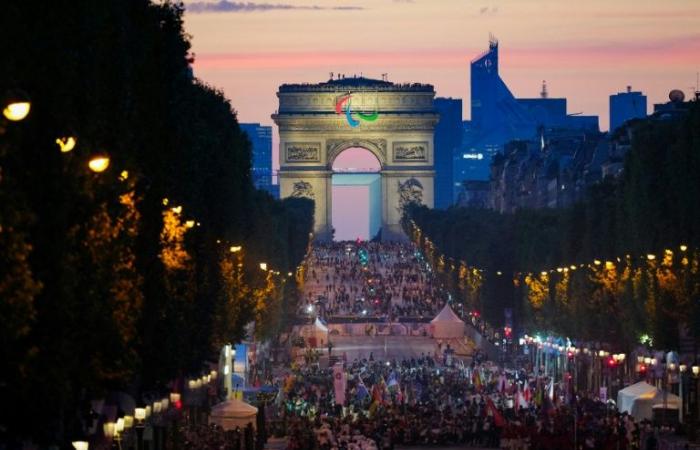 eine
      letzte
      Party
      auf
      den
      Champs-Elysées
      zu
      Ehren
      der
      französischen
      Mannschaft