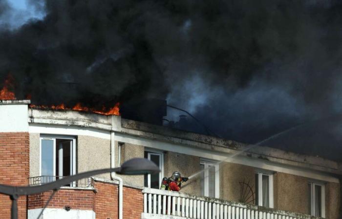 In Paris: Imposante Explosionen auf einem Dach nach einem Brand, keine Schwerverletzten