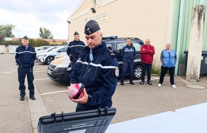 Belleville-sur-Loire bietet mobilen Gendarmen Feuerlöschgranaten an