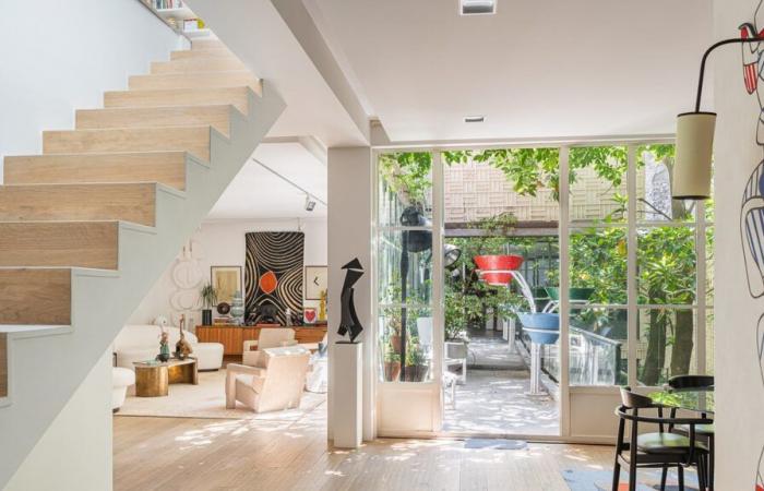 in Paris steht sein Haus-Studio mit Terrasse zum Verkauf