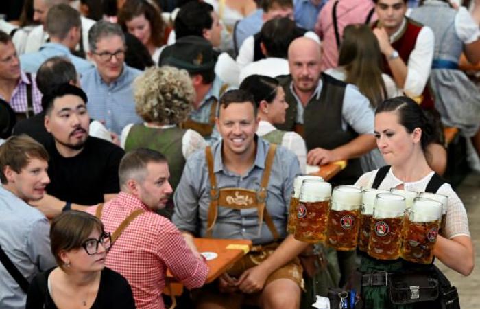 Die Eröffnung des Münchner Oktoberfests unter hohen Sicherheitsvorkehrungen in dreizehn Bildern