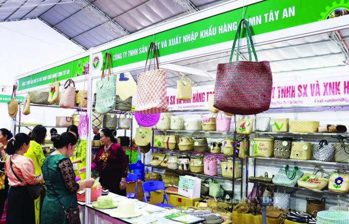 Goldene Hände weben die Essenz der Segge in Thai Binh