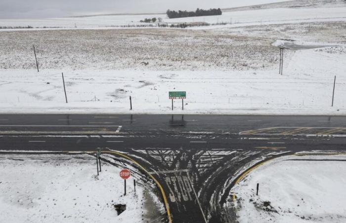 Starker und seltener Schneefall blockiert Straßen in Südafrika