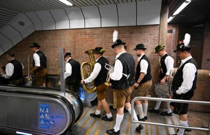 Die Eröffnung des Münchner Oktoberfests unter hohen Sicherheitsvorkehrungen in dreizehn Bildern