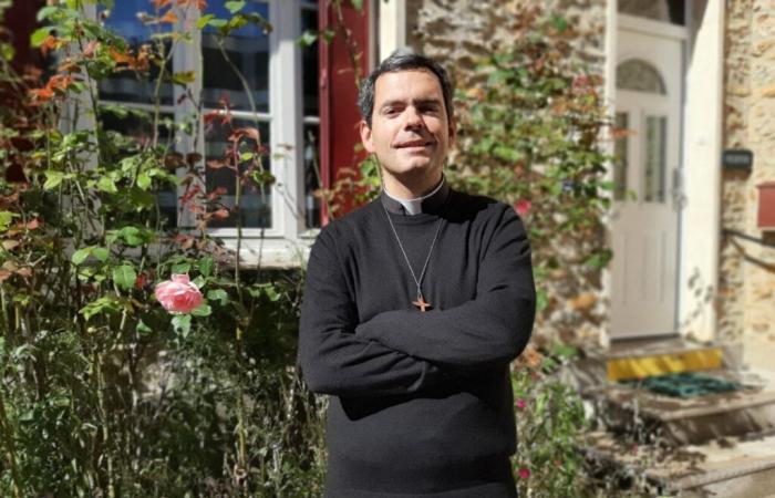 Von den Türmen von La Défense bis zur Kirche von Saint-Arnoult-en-Yvelines: die unglaubliche Reise des neuen Priesters