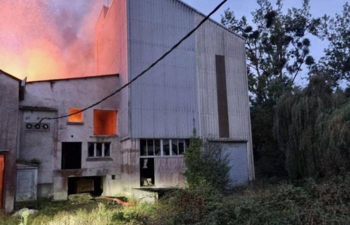 Feuer zerstört ehemalige Getreidemühle in Côtes-d’Armor