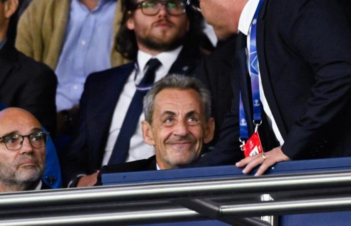 Nicolas Sarkozy greift Kylian Mbappé mit einem kleinen Tackling an