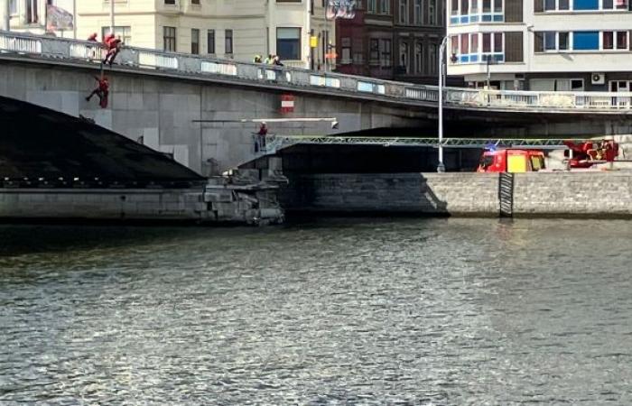 Eine Statue fällt ins Wasser, die Stabilität der Brücke wird beurteilt