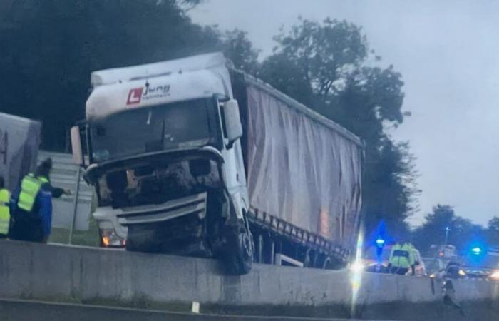 der LKW landet auf dem Mittelstreifen