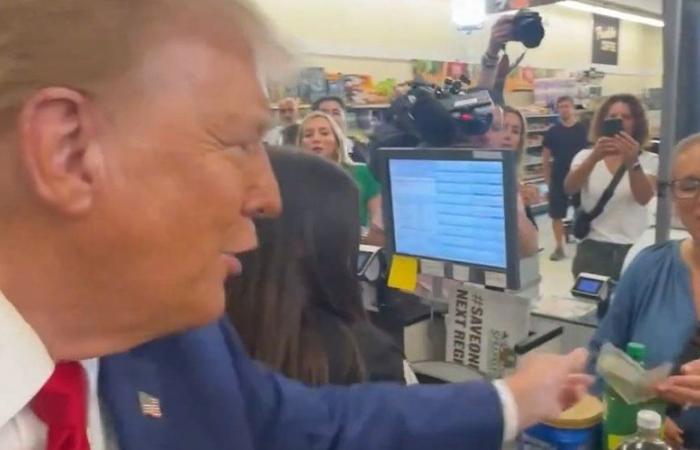 Trump bietet Mutter 100 Dollar im Supermarkt an und verspricht niedrigere Preise, wenn er gewählt wird