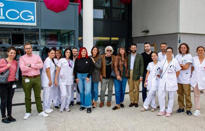 Louane, Schirmherrin des Vereins Belle & Rose, besucht das Universitätsklinikum Nîmes zum Pink October