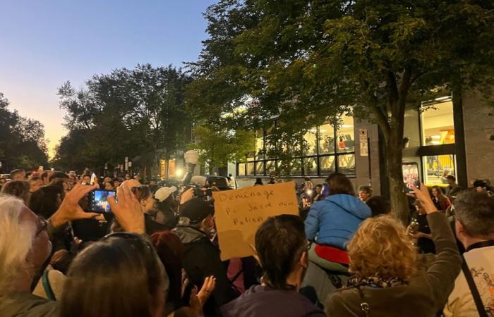 Demonstranten versammeln sich vor dem Nachbarzimmer des La Tulipe-Raums