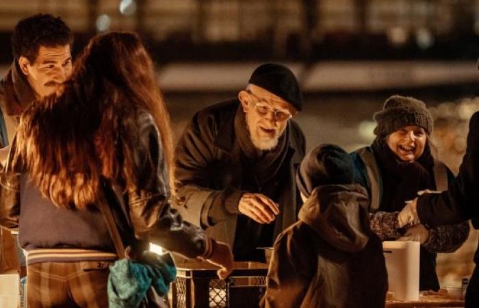 Das Team des dem Priester gewidmeten Biopics mit Benjamin Lavernhe spricht