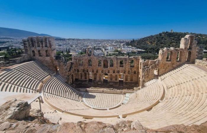 Ein berühmter griechischer Sänger wurde nach einem Schlaganfall während eines Konzerts in einem antiken Theater ins Krankenhaus eingeliefert