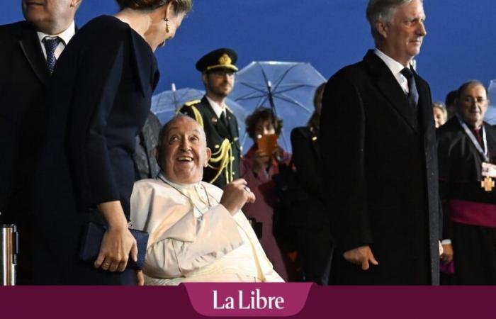 Lächelnd, aber mit ernstem Ton kam der Papst in Belgien an