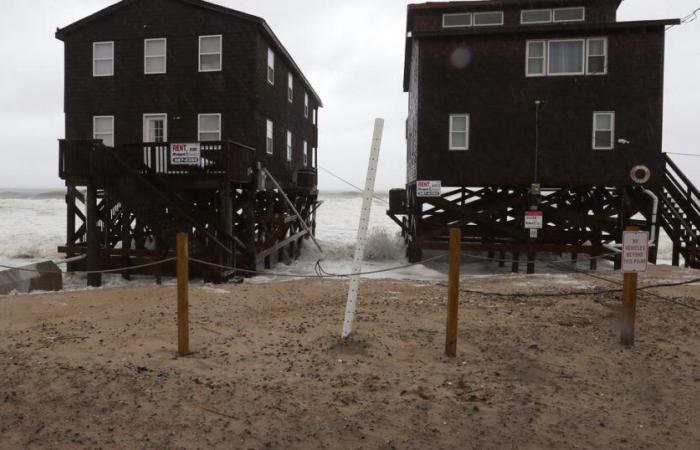 Ein legendäres Strandhaus stürzt ein und wird vom Meer weggespült