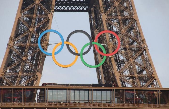 Als Symbol der Olympischen Spiele 2024 in Paris wurden die Olympischen Ringe vom Eiffelturm abmontiert