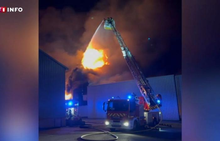 Mitten in der Nacht verwüstet ein gigantischer Brand eine Fabrik im Doubs