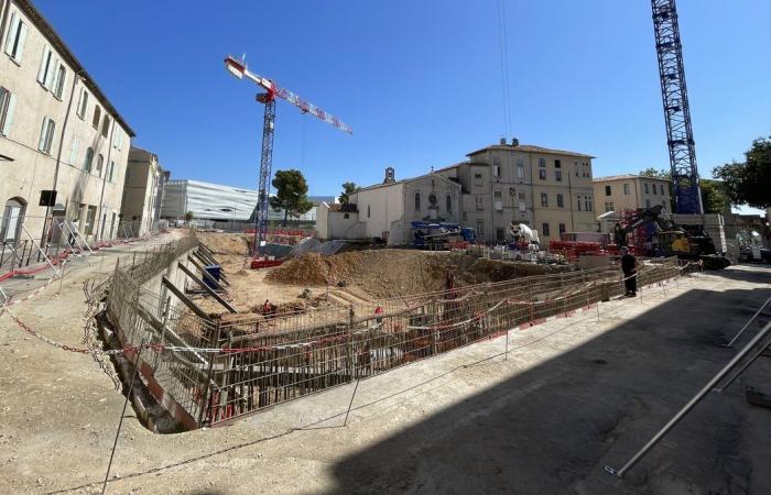 NÎMES Die Porte de France zur Fußgängerzone, ohne herumzutrampeln?