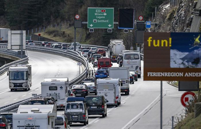 Der Ferienbeginn führt zu einem 10 km langen Stau vor dem Gotthard