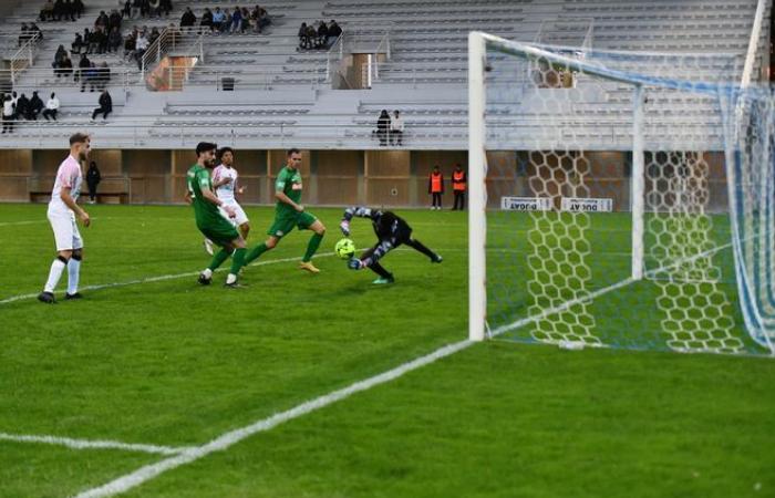 Moulins-Yzeure Foot entkommt in letzter Minute auf dem Boden von RC Vichy