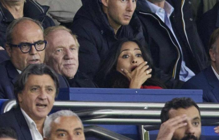 Gekleidet in den Farben des Stade Rennais, Salma Hayek, leidenschaftliche Unterstützerin