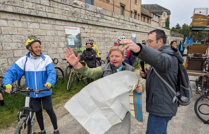 Zwei Schauspielerinnen der Salopettes-Truppe führen eine Radtour auf den Spuren von Petit Pierre rund um Jargeau