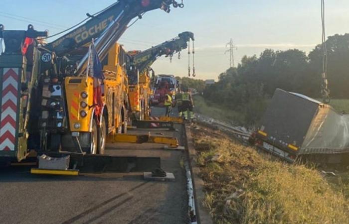 Auf der A6 prallt ein Pkw auf einen Lkw, der spektakuläre Unfall verursacht keine Verletzten