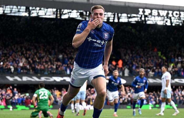 Ergebnis der Premier League, da Liam Delaps Doppelpack die Tore von Ollie Watkins und Morgan Rogers in Portman Road zunichte macht