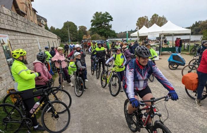 Zwei Schauspielerinnen der Salopettes-Truppe führen eine Radtour auf den Spuren von Petit Pierre rund um Jargeau