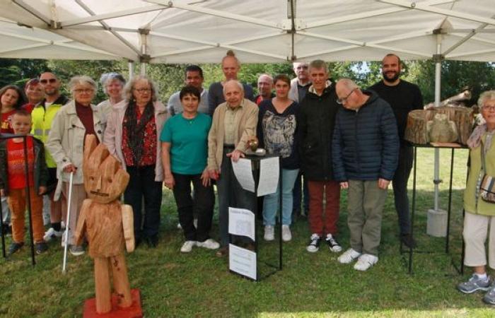 In Creuse stellt diese vierhundert Jahre alte Linde Statuen für das Kulturerbe her