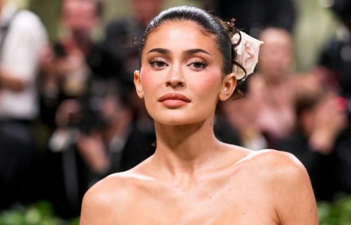 Kylie Jenner wagt es, nach ihrem Vorbild ein ultraenges Kleid mit XXL-Ausschnitt zu tragen, der Star bringt die Paris Fashion Week in Schwung